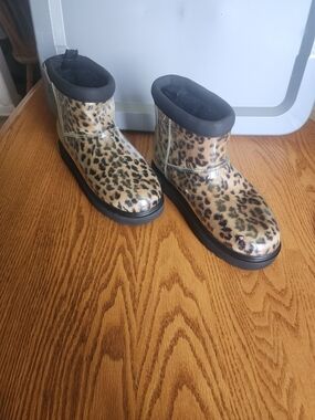 Koolaburra Leopard Print Short Rain Boots Size 9